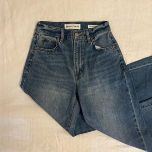 Denim Forum - Farrah Hi Feather - 5 Yrs Kiss N Tell Bleu - Women’s size 23 !! 👖🤍